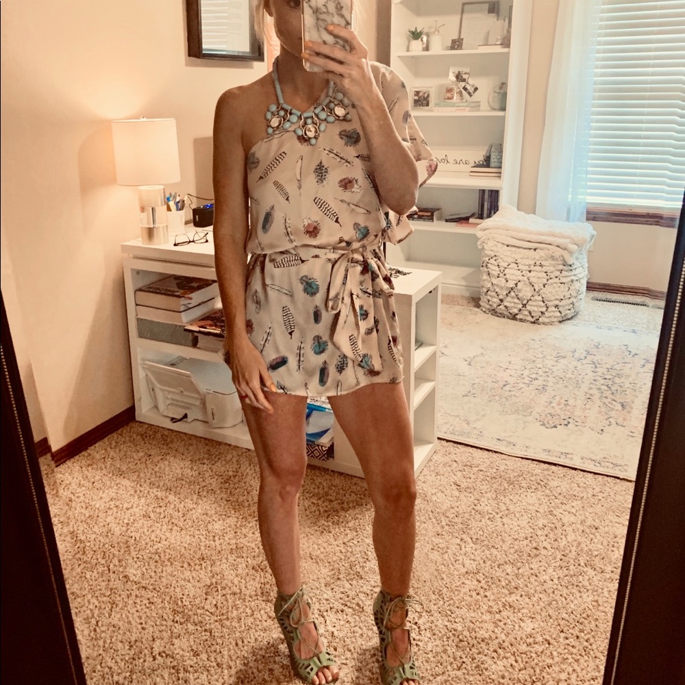 💖Forever 21 One shoulder feather top 💖